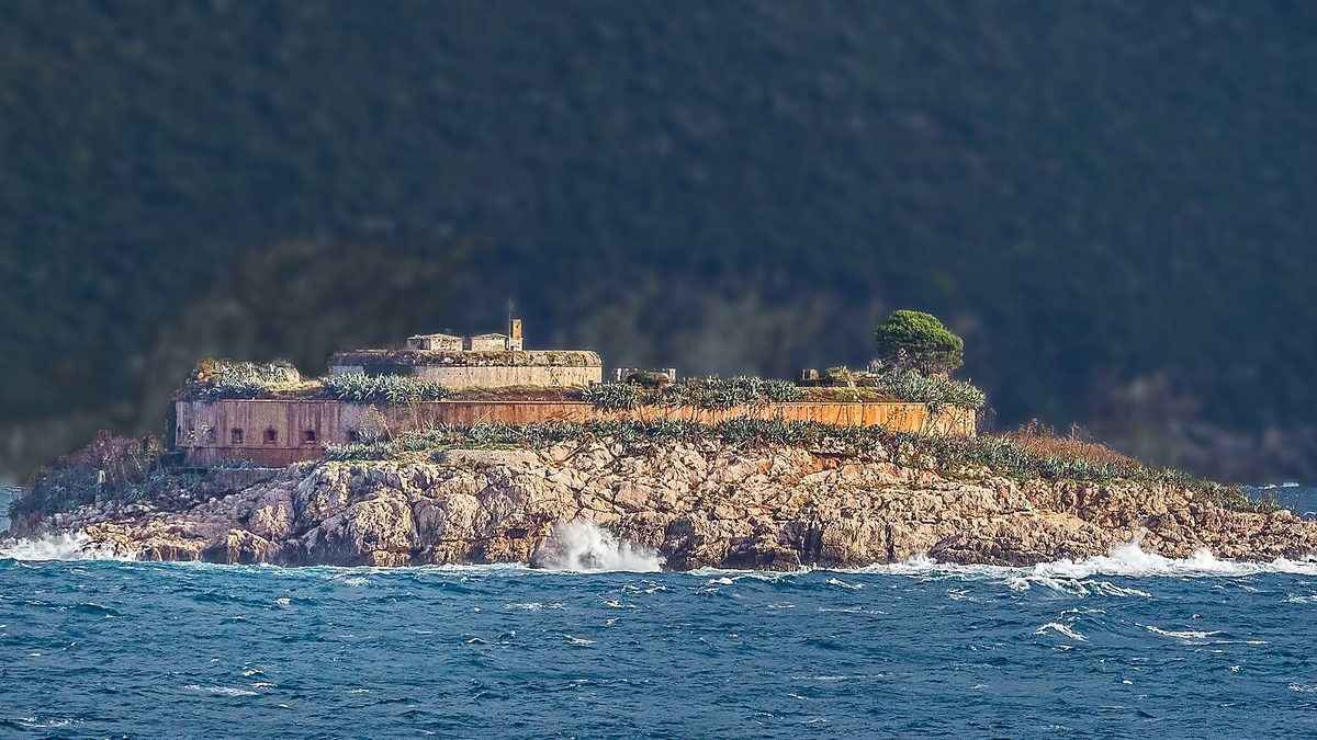 Островная крепость Мамула у входа в Которский залив